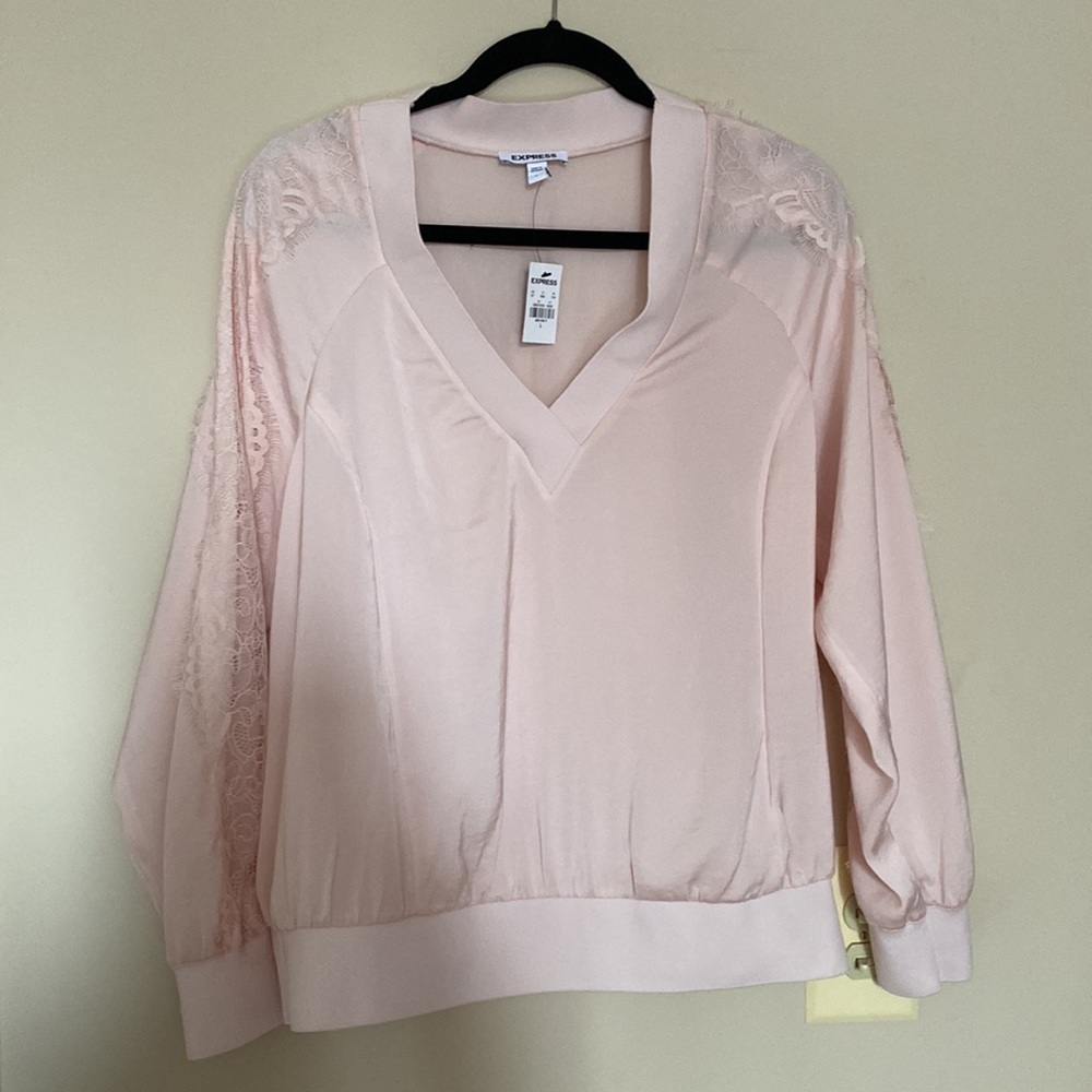 Express Lace Pieced V-Neck Popover in Pale Peony Size Large - Picture 3 of 9